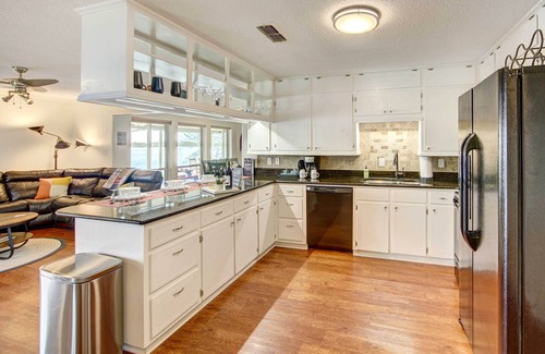 Mineola Cottage | Mineola Lake House w/ Dock & Fire Pit!