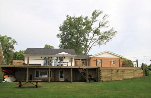 Bradley Maison | Miner Lake Lakefront Beach Cottage for Family Fun