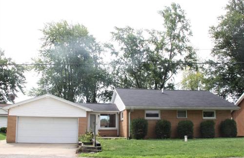Bradley Maison | Miner Lake Lakefront Beach Cottage for Family Fun