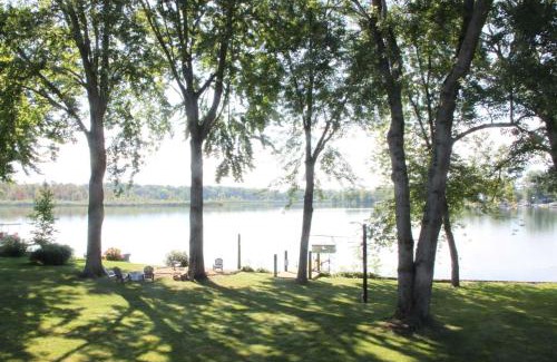 Bradley Maison | Miner Lake Lakefront Beach Cottage for Family Fun