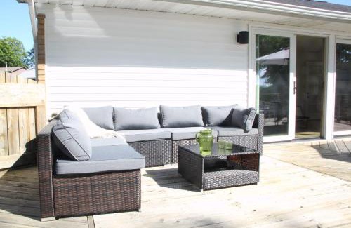 Bradley Maison | Miner Lake Lakefront Beach Cottage for Family Fun