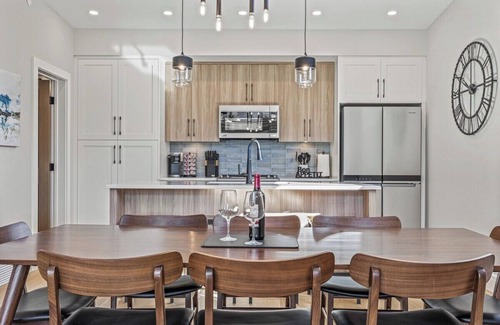 Canmore Maison | #Miner's Peak 4 BR/4 BTH Private Hot Tub/Townhouse