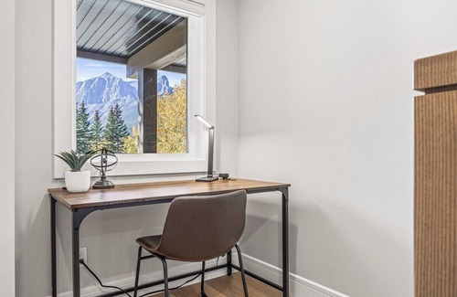 Canmore Maison | #Miner's Peak 4 BR/4 BTH Private Hot Tub/Townhouse