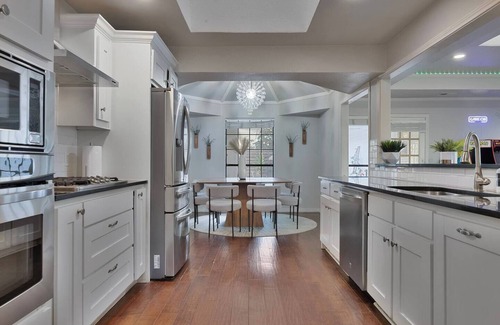 Lake Highlands Maison | Mini Golf | Pool | Game room | Stylish & Spacious | Wifi | Free Parking