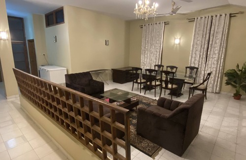 Gulshan-e-Iqbal Maison | Minimalist house, 5 minutes from National Stadium