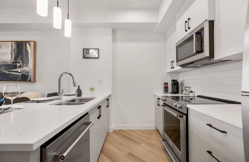 Springbank Hill Appartement | Aspen Modern Suite » Fully Equipped Kitchen » AC
