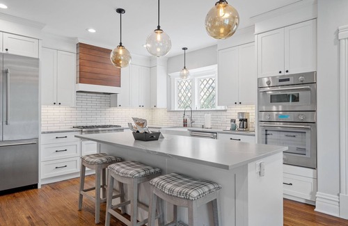 Uptown Maison | MINNeSTAY* Lakeside Luxe | Putting Green | Lake
