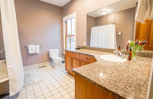 West Seventh Maison | MINNeSTAY* The Irvine | Xcel Center | Historic | Spacious