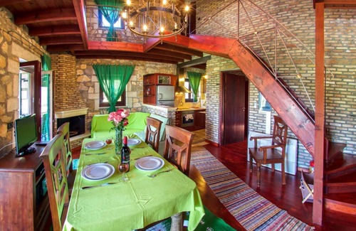 Platrithias Villa | Mint Villa - Deux Chambres Villa, Couchages 4