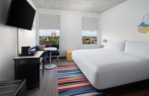 Marina District Hôtel | Minutes from Atlantic Avenue with Pool, Pet Friendly