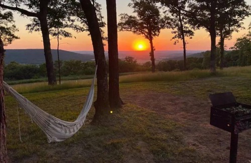 Fayetteville Cabine | Minutes from Baum Stadium with a View!