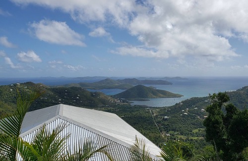 Maho Bay Quarter Appartement | À quelques minutes des plages et des sentiers du parc national, avec une grande chambre.