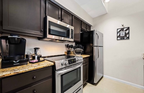 Astrodome Copropriété | Minutes from NRG, the Medical Center, Toyota Center, Minute Maid, and Downtown.