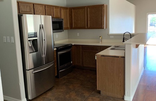 Harbor Island Maison | Minutes from State Farm Stadium. West Gate Lake front