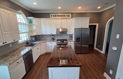 Ocoee Maison | Minutes from the Ocoee River! Farmhouse that sleeps 18! 3 King Suites!