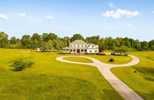 Ocoee Maison | Minutes from the Ocoee River! Farmhouse that sleeps 18! 3 King Suites!