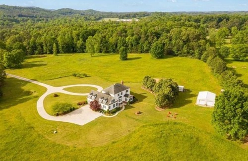 Ocoee Maison | Minutes from the Ocoee River! Farmhouse that sleeps 18! 3 King Suites!