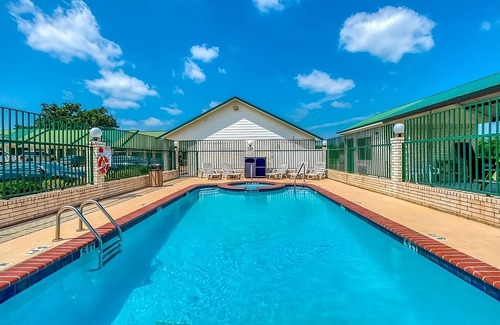 Sweet Home Maison | Minutes from Yoakum Heritage Museum! Parking, FREE Breakfast and Parking!