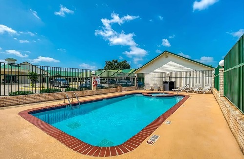 Sweet Home Maison | Minutes from Yoakum Heritage Museum! Parking, FREE Breakfast and Parking!