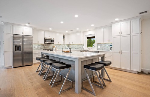 Southern Coast Maison | Minutes to Beaches, Fenced In Yard & Deck, Chefs Kitchen, Beautiful Modern Home