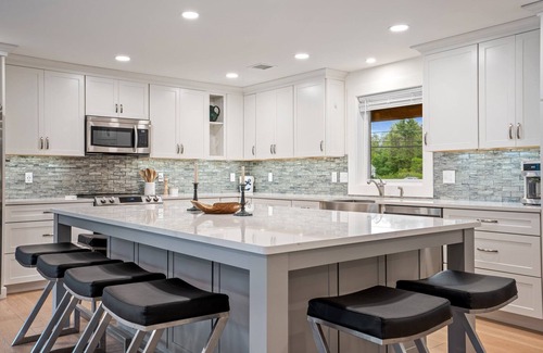 Southern Coast Maison | Minutes to Beaches, Fenced In Yard & Deck, Chefs Kitchen, Beautiful Modern Home