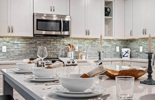 Southern Coast Maison | Minutes to Beaches, Fenced In Yard & Deck, Chefs Kitchen, Beautiful Modern Home