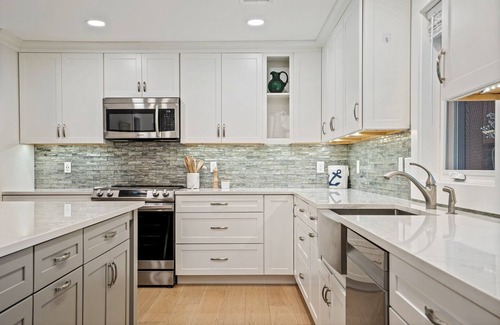 Southern Coast Maison | Minutes to Beaches, Fenced In Yard & Deck, Chefs Kitchen, Beautiful Modern Home