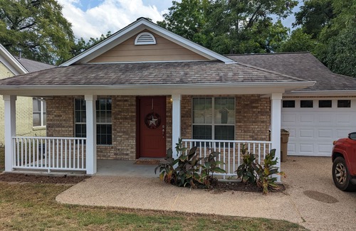 Frankston Maison | Minutes to Lake Palestine or Pine Dunes Golf Course sleeps 6 & allows pets