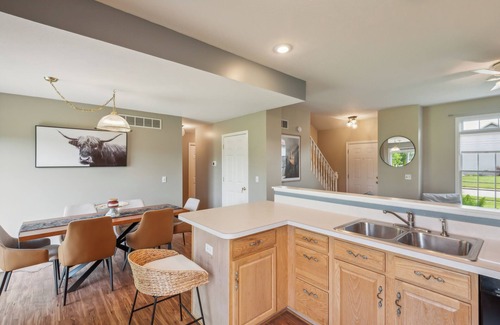 Granger Maison | Minutes to ND-Sleeps 10+, Family+Pet-Friendly, Early Check-In, Big Yard & Clean!