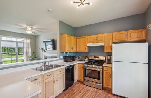 Granger Maison | Minutes to ND-Sleeps 10+, Family+Pet-Friendly, Early Check-In, Big Yard & Clean!