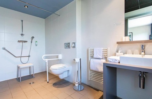 9th Arrondissement Hôtel | Minutes to Tête d'Or Park! Pet-friendly Suite with City View and Kitchenette!