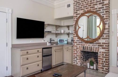Historic Downtown Savannah Copropriété | Mirabelle Suite 1 - Sleeps 4 in the Heart of Historic Savannah