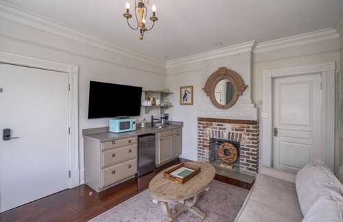 Historic Downtown Savannah Appartement | Mirabelle Suite 3 - Top Floor Suite in the Heart of Historic Savannah