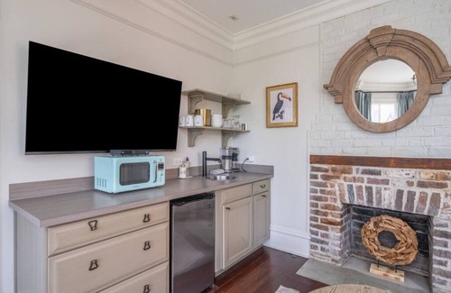 Historic Downtown Savannah Appartement | Mirabelle Suite 3 - Top Floor Suite in the Heart of Historic Savannah
