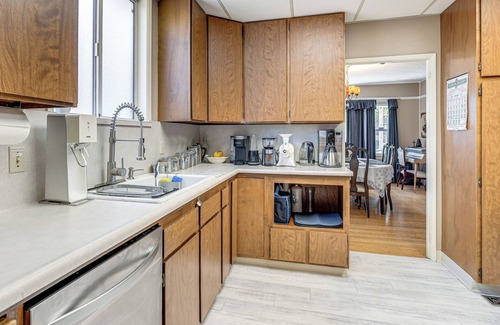 Stockton Maison | Miracle Mile Stay: Classic Stockton Home w/Yard!