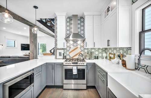 Detroit - Shoreway Maison | Miracle on 54th Street | Modern & Industrial