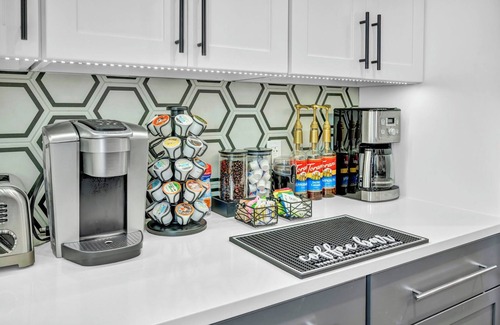 Detroit - Shoreway Maison | Miracle on 54th Street | Modern & Industrial
