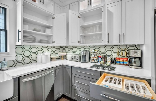 Detroit - Shoreway Maison | Miracle on 54th Street | Modern & Industrial