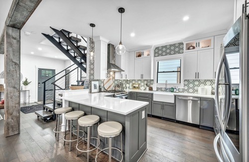 Detroit - Shoreway Maison | Miracle on 54th Street | Modern & Industrial