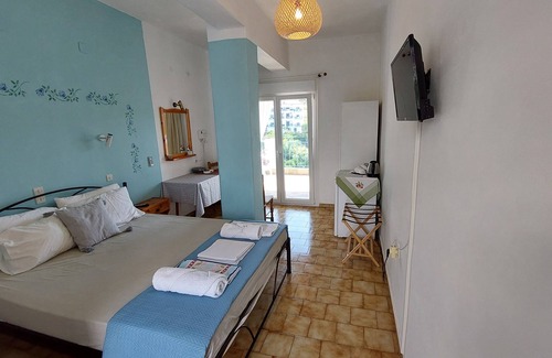Volos City Centre Hôtel | Mirsini rooms and apartments on beautiful Alonissos ! At votsi Port.