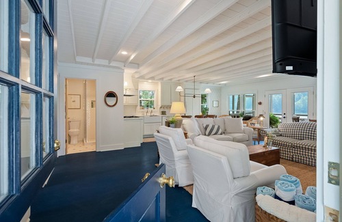 Crane Hill Maison | Miss Lazy Blue, a true relaxing cottage located right on Smith Lake.
