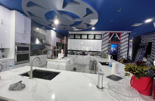 Loughman Maison | MISSION TO MARS EXTREME PRIVATE ATTRACTION VACATION HOME