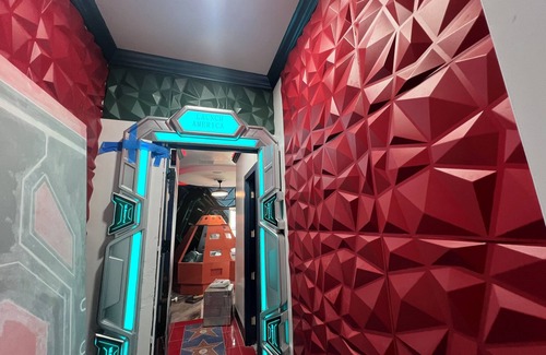 Loughman Maison | MISSION TO MARS EXTREME PRIVATE ATTRACTION VACATION HOME