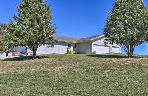 Buffalo Maison | Missouri Getaway with Pasture Views and Patio!