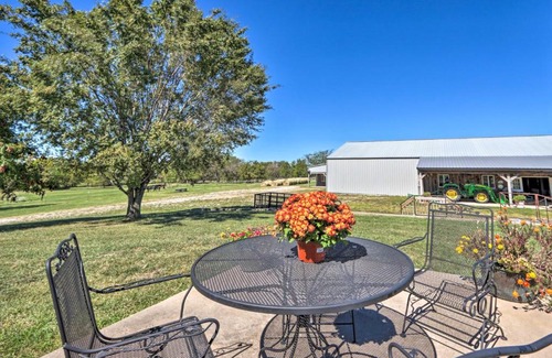 Buffalo Maison | Missouri Getaway with Pasture Views and Patio!