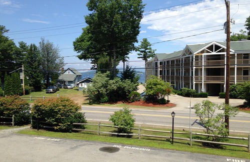 Gilford Copropriété | Condo confortable avec vue magnifique sur le lac Winni. Deux minutes à pied du concert.