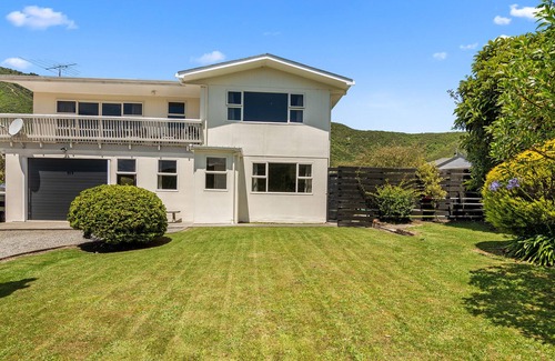 Waikawa Bay Cottage | Moana Escape - Waikawa Holiday Home