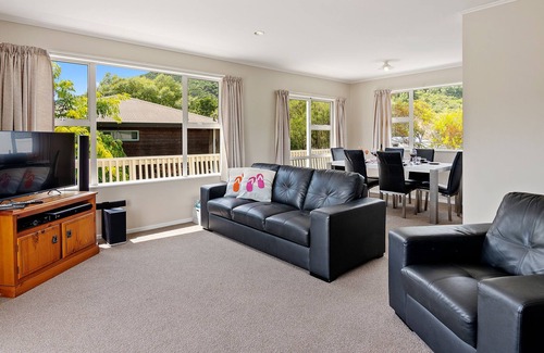 Waikawa Bay Cottage | Moana Escape - Waikawa Holiday Home