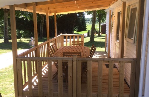 Saint-Sornin-Lavolps Maison | MOBIL-HOME 6 PERS. TOUT CONFORT AVEC TERRASSE COUVERTE