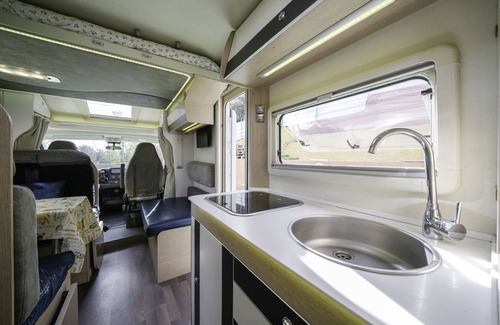 Montcada I Reixac Maison | Mobile Home "Cerca De Barcelona" avec vue sur les montagnes, terrasses partagées et jardin privé